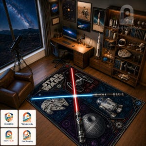 Peut inclure: Un tapis rectangulaire sur le thème de Star Wars avec un fond bleu foncé et noir. Le motif comprend un Faucon Millenium, R2-D2, une Étoile de la Mort, un chasseur TIE et deux sabres laser croisés aux couleurs rouge et bleu vif.