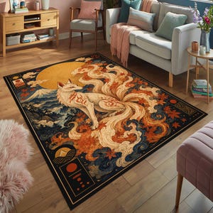 Può includere: Un tappeto rettangolare con un'illustrazione dettagliata di una volpe a nove code nei toni dell'arancione, crema e blu scuro. Il design include un grande sole, nuvole stilizzate, foglie d'acero e una cima di montagna, bordato di nero.