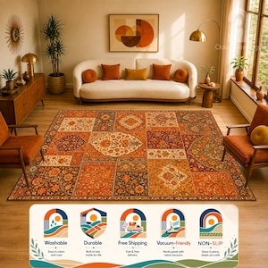 Op de afbeelding: Een rechthoekig vloerkleed met een patchworkontwerp van bloemmotieven en geometrische patronen in oranje, roest en crèmetinten. Het kleed wordt getoond in een woonkamer en bevat een grafische overlay met de tekst: Washable, Durable, Free Shipping, Vacuum-Friendly, Non-Slip.
