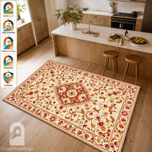 Può includere: Un tappeto rettangolare con sfondo color crema, un medaglione centrale e intricati motivi floreali nelle tonalità del rosso, arancione e oro. Il tappeto presenta un bordo decorativo con motivi floreali ripetuti e una consistenza piatta.