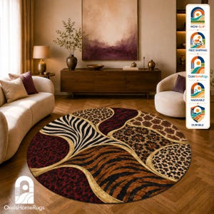 Può includere: Un tappeto rotondo caratterizzato da un patchwork di motivi animalier, tra cui strisce zebrate, macchie di leopardo e disegni di giraffa in tonalità marrone, nero, rosso e crema, separati da linee curve color oro sulla superficie.