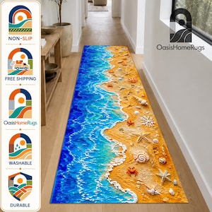 Peut inclure: Un long tapis de couloir rectangulaire présentant une impression haute résolution d'un rivage de plage sablonneux avec des vagues océaniques bleues, des coquillages, des étoiles de mer et des petits crabes. Le motif inclut des empreintes.