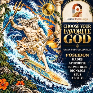 Könnte beinhalten: Ein Grafikdruck, der Poseidon zeigt, wie er auf einer Welle surft, einen Dreizack hält und eine E-Gitarre spielt. Das Bild enthält den Text OasisHomeRugs, CHOOSE YOUR FAVORITE GOD, GREEK GODS COLLECTION und eine Liste von Namen, darunter Poseidon.