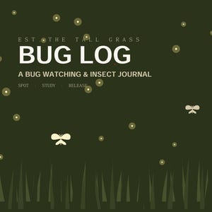 Könnte beinhalten: Ein dunkelolivgrüner Journal-Einband mit dem Titel BUG LOG A BUG WATCHING & INSECT JOURNAL sowie dem Text EST. THE TALL GRASS und SPOT STUDY RELEASE. Das Design zeigt helle Motten, leuchtende Punkte und ein Lupensymbol auf dem Cover.