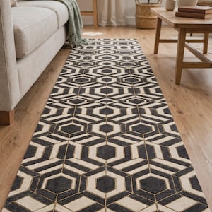 Könnte beinhalten: Ein langer, rechteckiger Läufer mit einem sich wiederholenden geometrischen Muster aus dunkel anthrazitfarbenen Sechsecken und cremefarbenen Linien. Das Design umfasst miteinander verbundene Formen mit dünnen goldfarbenen Akzenten für ein strukturiertes Motiv.