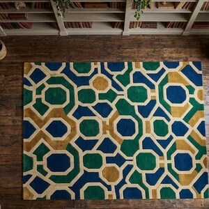 Könnte beinhalten: Ein rechteckiger Teppich mit einem geometrischen Muster aus ineinandergreifenden Achtecken und Linien in Dunkelblau, Waldgrün und Senfgelb. Das Design besteht aus sich wiederholenden Formen, die durch dünne weiße Linien verbunden sind.