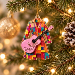 Può includere: Un ornamento piatto da appendere a forma di abito a maniche lunghe con un vivace motivo patchwork multicolore. Una chitarra acustica rosa è sovrapposta sulla parte anteriore dell'abito, con la firma Dolly e un piccolo disegno di farfalla.