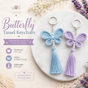 Puede incluir: Dos llaveros de mariposa de ganchillo con anillas y cadenas de metal. Una mariposa es azul claro con una borla a juego, y la otra es de color lavanda con una borla a juego. Cada una tiene pequeñas cuentas blancas entre la mariposa y la borla.