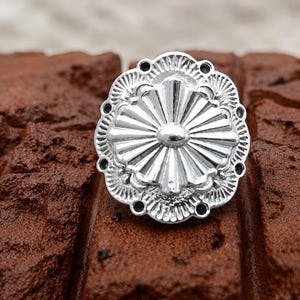 Anillo llamativo de plata con diseño floral y rayos de sol, joyería de inspiración bohemia vintage y occidental.