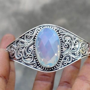 Brazalete tipo brazalete de plata de ley 925 con ópalo, joyería bohemia con filigrana ornamentada.