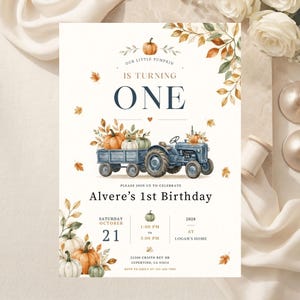 Może przedstawiać: Zaproszenie urodzinowe z niebieskim traktorem ciągnącym wóz pełen dyń, otoczone jesiennymi liśćmi. Tekst brzmi: Our Little Pumpkin Is Turning One, Alvere's 1st Birthday, Saturday October 21, 2028, 1:00 PM to 3:00 PM, at Logan's Home, 22500 Cristo Rey Dr, Cupertino, CA 95014, RSVP to Emily at 123-456-7890.