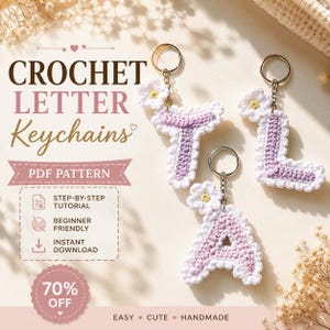 Puede incluir: Tres llaveros de letras de ganchillo con forma de T, L y A, con un centro de color morado claro, un borde festoneado blanco y una pequeña flor blanca unida a cada anilla metálica. El texto dice CROCHET LETTER Keychains PDF PATTERN.