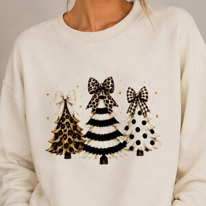 Weihnachtssweatshirt Damen | Weihnachtsbaum mit Schleife | Bio Baumwolle | Cozy Christmas Pullover | Weihnachtsgeschenk für Frauen