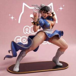 Puede incluir: Una figura coleccionable de un artista marcial en una pose de combate dinámica, vistiendo un qipao azul con ribetes dorados, botas blancas y muñequeras con púas. La figura tiene el cabello oscuro recogido en moños sobre una base ovalada.