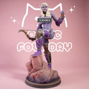 Op de afbeelding: Een fantasy-figuur van een paarsgekleurde elf met lang blond haar, gekleed in een paars en zilveren harnas, staand op een rotsachtige basis. Het figuur houdt een boog vast en heeft een zwarte balk met de witte tekst CENSORED over de borst.