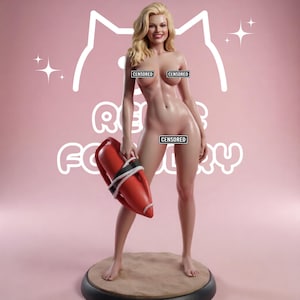 Può includere: Una statuetta bionda in piedi con un'espressione sorridente, che tiene in mano una boa di salvataggio rossa. La figura è posizionata su una base circolare color sabbia. Lo sfondo presenta il contorno bianco di una testa di gatto e il testo.