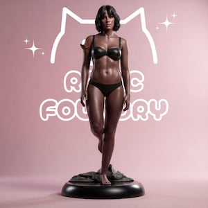 Puede incluir: Una figura de pie de piel oscura con cabello corto y oscuro, que lleva un sujetador negro y ropa interior negra a juego. La figura está colocada sobre una base negra circular. Detrás de la figura, aparecen un contorno blanco de una cabeza de gato y el texto "ROC FOUNDRY".