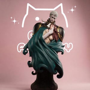 Op de afbeelding: Een gedetailleerd buste-beeldhouwwerk van hars met een zilverharig figuur in donker harnas dat een figuur met lang roodbruin haar omhelst. Beiden zijn gehuld in een vloeiende, donkergroenblauwe mantel op een gedetailleerde donkere voet.