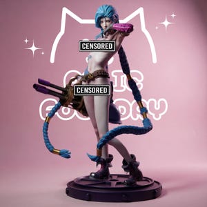 Op de afbeelding: Een verzamelfiguur van een personage met lang blauw gevlochten haar, donkere laarzen en een bruine riem. Het figuur houdt een groot wapen met meerdere lopen vast en heeft twee gecensureerde zwarte balken over de borst en heupen.