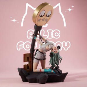 Puede incluir: Una figura coleccionable de estilo anime que muestra a un personaje de cabello verde azulado arrodillado contra un poste grande en forma de llave dorada con un diseño de cara cosida. La base es oscura y rocosa, con el texto Relic Foundry al fondo.