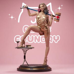 Könnte beinhalten: Eine Sammlerfigur eines lächelnden Charakters mit schulterlangem Haar mit rosa und blauen Strähnen. Die Figur trägt ein metallisch goldenes Kleid und High Heels und hält einen großen Hammer mit roten Rautenmustern über den Schultern.