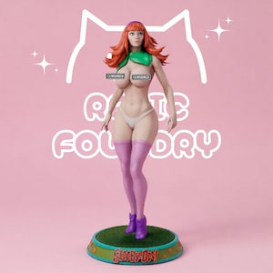 Puede incluir: Una figura coleccionable de un personaje con largo cabello naranja, que lleva una bufanda verde, ropa interior blanca y medias moradas hasta el muslo con botas a juego. La figura se apoya sobre una base circular verde con el texto Scooby-Doo.