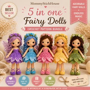 Op de afbeelding: Een set van vijf gehaakte poppen in de vorm van feeën met paarse, blauwe, roze, gele en groene jurken, bijpassende bloemenkransen en vleugels. De tekst luidt MommyStichHouse, 5 in one Fairy Dolls, CROCHET PATTERN BUNDLE, BEST SELLER en ADORABLE FAIRY DOLLS ENDLESS MAGIC.
