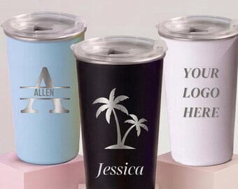 Puede incluir: Tres vasos de acero inoxidable con tapas transparentes. El vaso azul claro presenta una letra A con el nombre ALLEN. El vaso negro muestra dos palmeras y el nombre Jessica. El vaso blanco tiene el texto YOUR LOGO HERE.