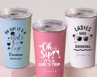 Puede incluir: Tres vasos de acero inoxidable con tapas transparentes en azul claro, rosa y blanco. El vaso azul dice "OH SIP! IT'S A Girl's Trip Carmen Miami 2026". El rosa dice "Oh Sip IT'S A GIRL'S TRIP Jessica". El blanco dice "LADIES WHO DRINKING Jessica".