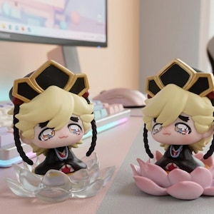 Demon Slayer Douma Chibi-Figur aus PVC, Anime-Sammelfigur auf Lotusblumen-Sockel, 8 cm, Kawaii-Schreibtischdeko, Grau-Rosa