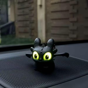 光るドラゴンの車飾り、ポーズを変えられるナイトフューリーのキーホルダー、ちびファンタジーデコレーション