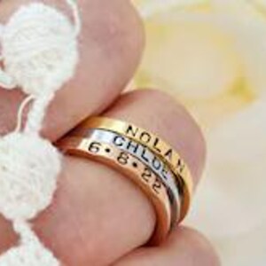 Stapelbara namnringar. Trifärgade namnringar. Mammaringar med barnnamn. Personlig namnring. Små stapelbara namnringar. Handstämplad ring