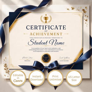 Puede incluir: Una plantilla de certificado de logro con detalles en azul marino y dorado, un icono de trofeo, tipografía elegante y una cinta azul marino. El documento incluye espacios para un nombre, director y profesor, con cuatro insignias circulares que dicen Editable in Canva, Instant Download, Print Unlimited y US Letter Size.