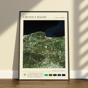 Puede incluir: Una lámina de arte mural enmarcada con una vista satelital del macizo de Chenoua en Tipaza, Argelia. El mapa muestra un mar azul oscuro que bordea un terreno montañoso verde, con encabezados de texto, coordenadas y una paleta de colores.