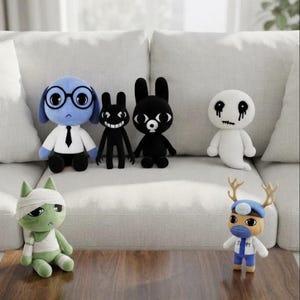 Può includere: Una collezione di sei peluche che include un personaggio blu con occhiali e cravatta, due creature nere, una figura bianca simile a un fantasma con segni neri sugli occhi, un gatto verde con bende e una piccola figura con corna di cervo.