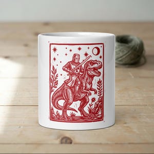 Taza Deus Vult Cruzado T-Rex, Taza de Caballero Jinete de Dinosaurio en Linograbado, Regalo Estilo Tarot Medieval, Taza de Café de Dinosaurio Templario