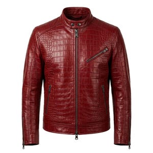 Peut inclure: Une veste rouge foncé avec un motif texturé en peau de crocodile. Ce vêtement comprend un col montant avec deux boutons-pression, une fermeture éclair centrale, une poche poitrine inclinée, deux poches latérales et des poignets zippés.