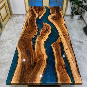 Tavolo da pranzo River in legno d'ulivo con bordo naturale e resina epossidica, tavolo in resina blu, tavolo da pranzo artigianale su misura, mobili in legno di lusso