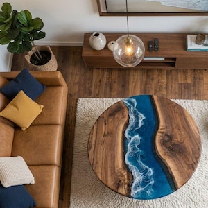 Tavolino da caffè rotondo in resina epossidica blu noce, tavolo in resina con bordo naturale e effetto fiume, tavolino da caffè in legno fatto a mano, mobile in resina con motivo onde da spiaggia.