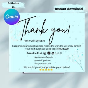 Op de afbeelding: Een lichtblauwe bedankkaart met de tekst Thank you! FOR YOUR ORDER! en een kortingscode van 20% THANKS20. Het ontwerp bevat social media iconen, tekstvakken voor contactgegevens en vijf gele sterren aan de onderkant van de kaart.