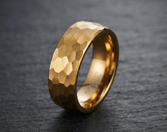 Anillo de boda de tungsteno martillado en oro de 8 mm, acabado mate cepillado, ajuste cómodo.