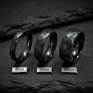 Op maat graveerbare, gehamerde zwarte wolfraam ring, 4 mm/6 mm/8 mm trouwring voor mannen en vrouwen, met textuur.
