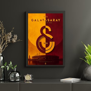 Plakat na stadionie Galatasaray RAMS Park, czerwono-żółta sztuka piłkarska Turcji