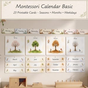 Könnte beinhalten: Ein Montessori Calendar Basic Set mit 23 druckbaren Karten mit Text für Jahreszeiten, Monate und Wochentage. Die Karten zeigen Aquarellillustrationen von Bäumen, Tieren und saisonalem Laub, die in Reihen an einer Wand angeordnet sind.