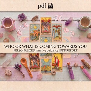 Puede incluir: Una colección de cartas del tarot que incluye The Lovers, The Star, Two of Cups, The Moon y The Magician, dispuestas con dos pequeñas vasijas de cerámica, una cuchara de madera, piedras de cristal, lavanda seca y dos viales de vidrio con polvo morado.
