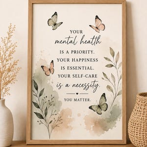 Op de afbeelding: Een ingelijste kunstdruk met aquarelillustraties van vlinders en bladeren in zachte groen- en perziktinten. De tekst luidt: YOUR mental health IS A PRIORITY. YOUR HAPPINESS IS ESSENTIAL. YOUR SELF-CARE is a necessity. YOU MATTER.