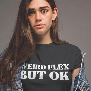 Camiseta Weird Flex But Ok: Camiseta unisex de fiesta
