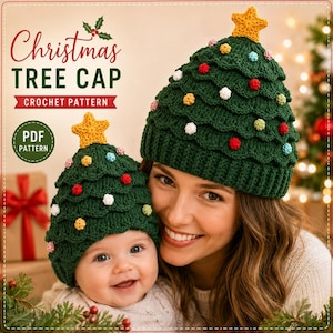 以下が含まれることがあります： クリスマスツリー型のニット帽の編み図。ダークグリーンの帽子に段状の層、小さなカラフルなポンポン、頂点に黄色い星が付いています。テキストには「Christmas TREE CAP CROCHET PATTERN」および「PDF PATTERN」と記載されています。2サイズ展開のデザインです。