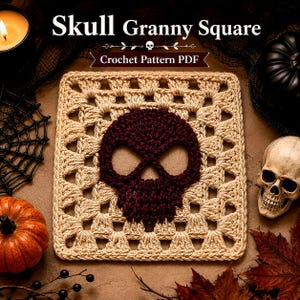 Puede incluir: Una pieza de ganchillo cuadrada con un motivo de calavera color granate oscuro centrado sobre un fondo de granny square beige claro. El texto "Skull Granny Square" y "Crochet Pattern PDF" está impreso en blanco sobre el cuadrado.