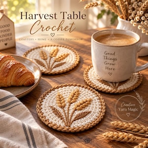 Puede incluir: Dos posavasos redondos de ganchillo con centro color crema, diseño de espigas de trigo marrón y borde marrón. Un posavasos está bajo una taza de cerámica con el texto Good Things Grow Here, el otro descansa sobre una mesa de madera.